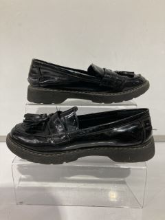 QTY OF ITEMS TO INCLUDE LILLEY DOLL SHOE - BLACK - 4