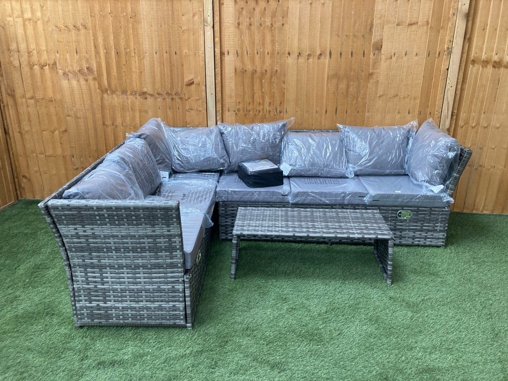 5 SEATER RATTAN GARDEN FURNITURE SET IN GREY TO INCLUDE 2 CORNER 3 RECLINING SOFA WITH GREY CUSHIONS TO INCLUDE RECTANGULAR SIDE TABLE TO INCLUDE FURNITURE COVER IN BLACK