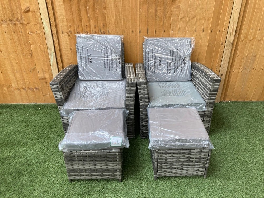 2 X RATTAN GARDEN ARM CHAIRS IN GREY WITH GREY CUSHIONS TO INCLUDE 2 X SMALL STOOLS IN GREY WITH GREY CUSHIONS