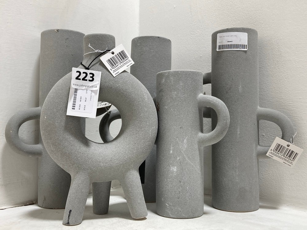 5 X ASSORTED ORNAMENTS TO INCLUDE SIGGA VASE LARGE IN LIGHT GREY (COLLECTION ONLY)