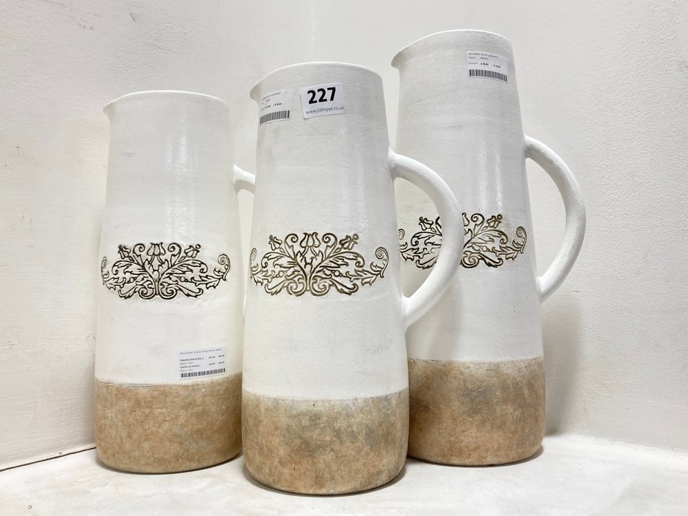 3 X ASSORTED ORNAMENTS TO INCLUDE WINCHESTER PITCHER SMALL IN WHITE (COLLECTION ONLY)