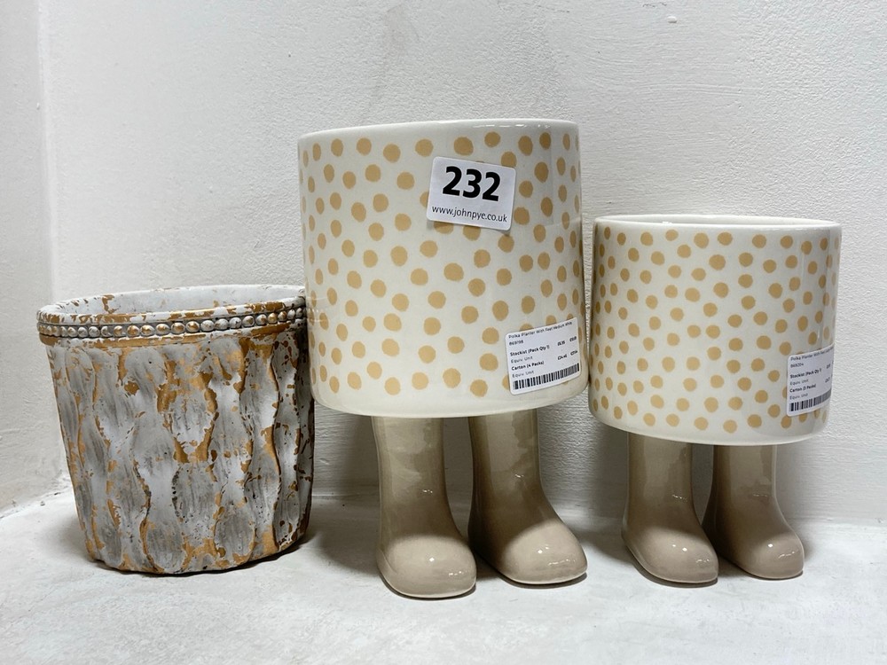 3 X ASSORTED ORNAMENTS TO INCLUDE POLKA PLANTER WITH FEET SMALL IN BEIGE (COLLECTION ONLY)