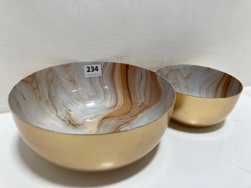 SET OF 2 ORNAMENTAL BOWLS IN GOLD (COLLECTION ONLY)