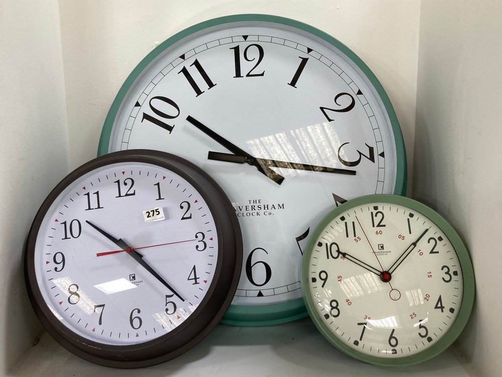 3 X ASSORTED CLOCKS TO INCLUDE FAVERSHAM BATTERY POWERED CLOCK IN WHITE / PALE GREEN