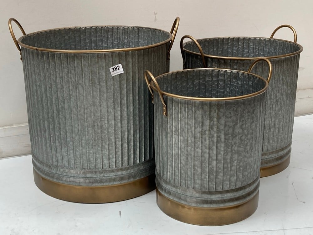 SET OF 3 METAL OUTDOOR BUCKETS WITH HANDLES IN GREY / GOLD