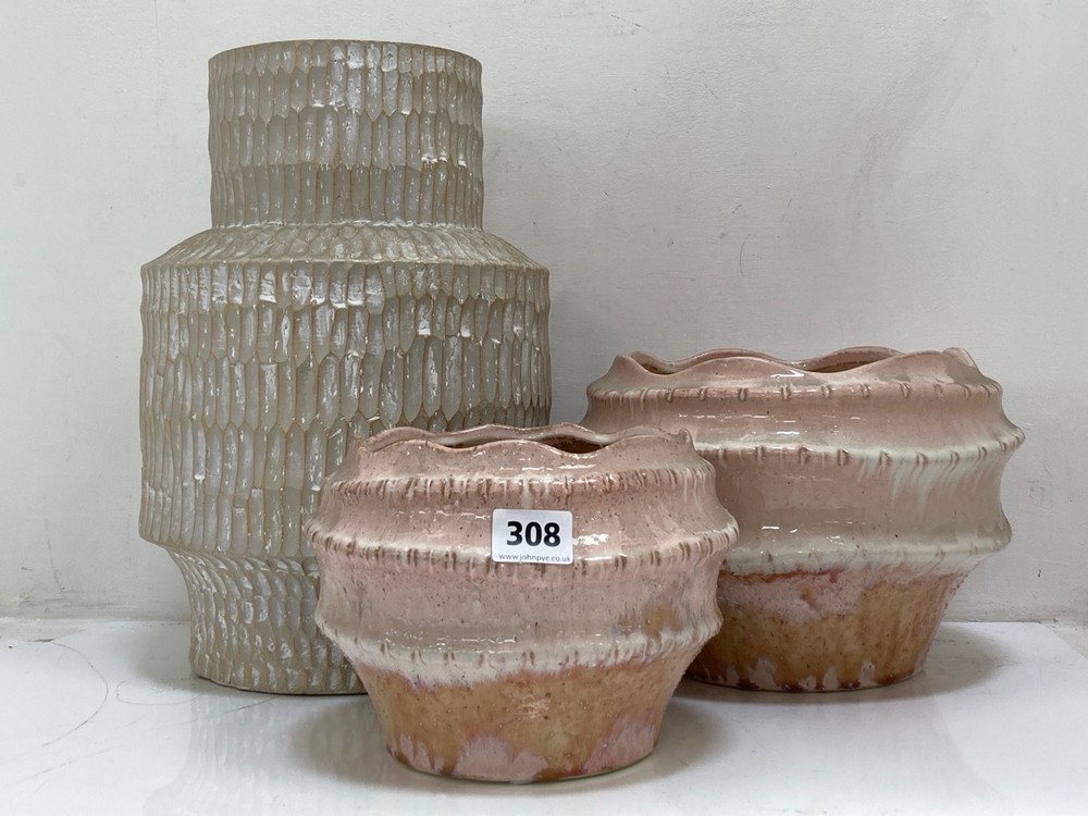 3 X ASSORTED DECORATIVE VASES TO INCLUDE SMALL ROUND RIBBED PLANTER IN PINK (COLLECTION ONLY)