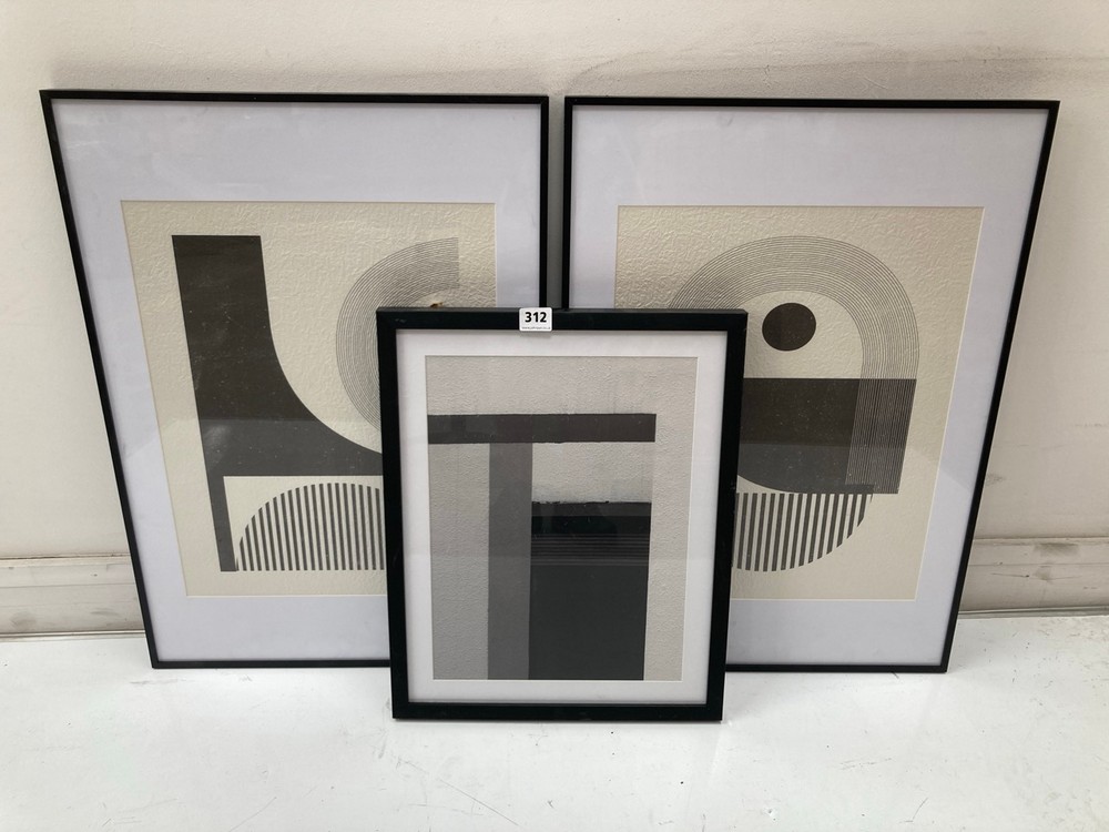 3 X ASSORTED FRAMED PRINTS TO INCLUDE ABSTRACT GEOMETRIC PRINT IN BLACK / WHITE (COLLECTION ONLY)