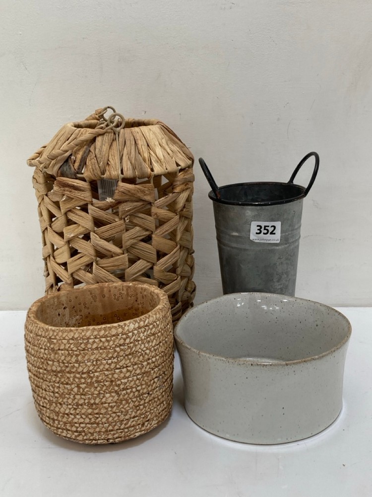 4 X ASSORTED ITEMS TO INCLUDE NATURAL WICKER TEA LIGHT HOLDER / LANTERN(COLLECTION ONLY)