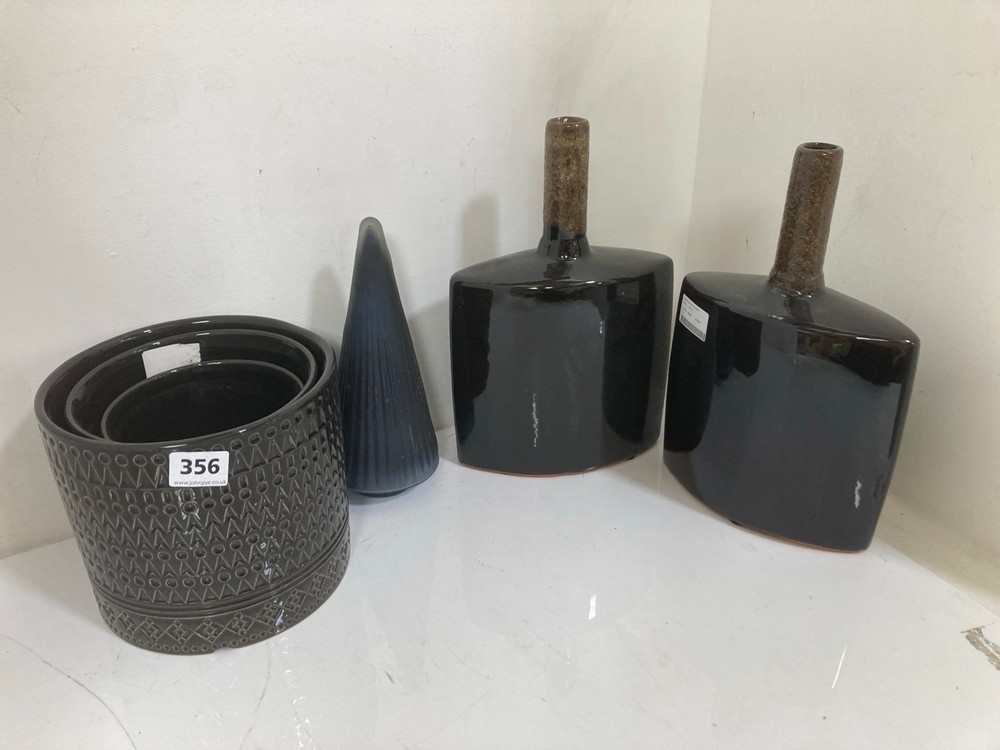 4 X ASSORTED ITEMS TO INCLUDE ROBELLO FLASK VASE IN LAVA BLACK(COLLECTION ONLY)