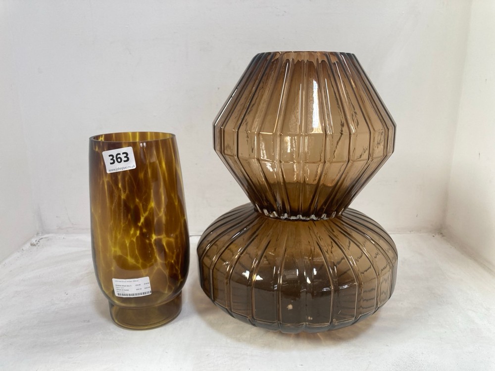 3 X ASSORTED VASES TO INCLUDE DARK BROWN TORTOISE SHELL DESIGN VASE (COLLECTION ONLY)