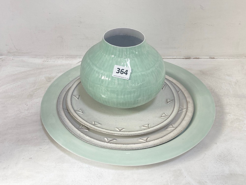 4 X ASSORTED ITEMS TO INCLUDE LIGHT GREEN-BLUE WIDE SHORT VASE (COLLECTION ONLY)