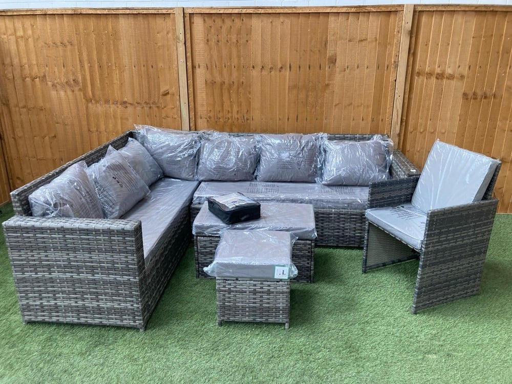 OUTDOOR RATTAN GARDEN FURNITURE SET IN GREY WITH GREY CUSHIONS TO INCLUDE 1 X STOOL, 1 SEATER ARM CHAIR, BENCH IN GREY AND GARDEN FURNITUR COVER IN BLACK