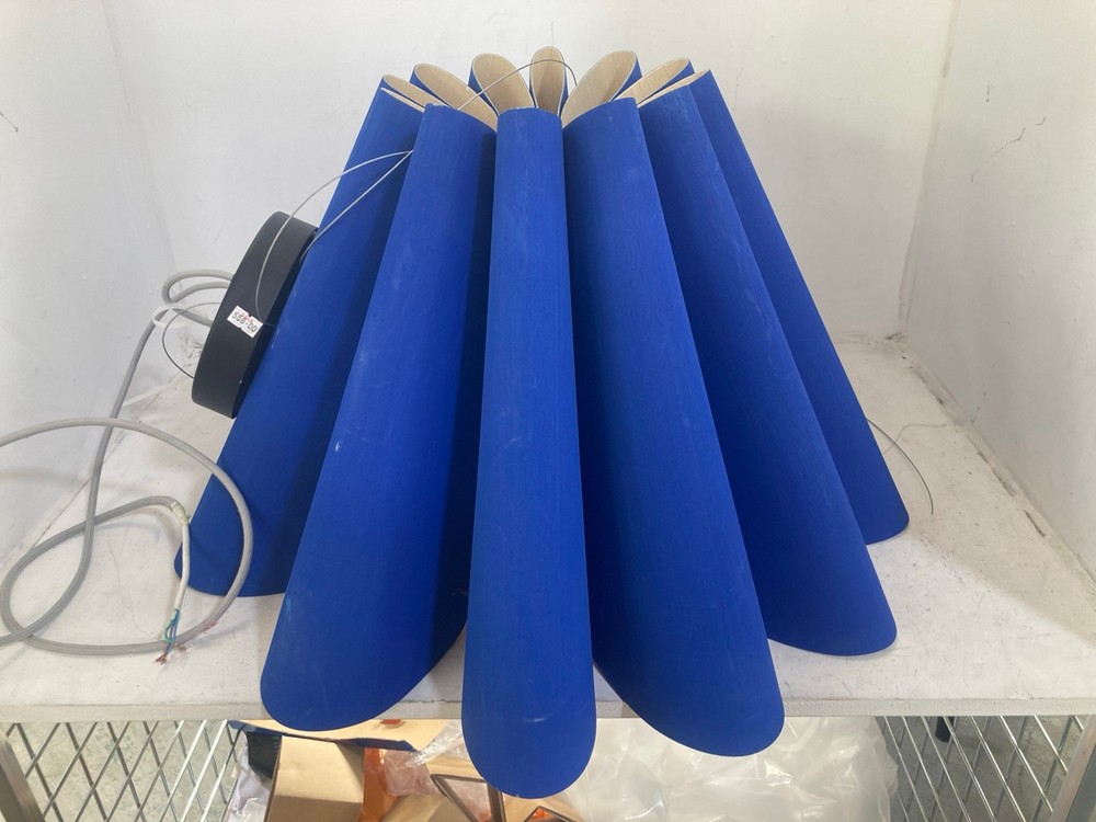 3 X ASSORTED LAMP SHADES TO INCLUDE AVSTRACT BLUE LAMP SHADE