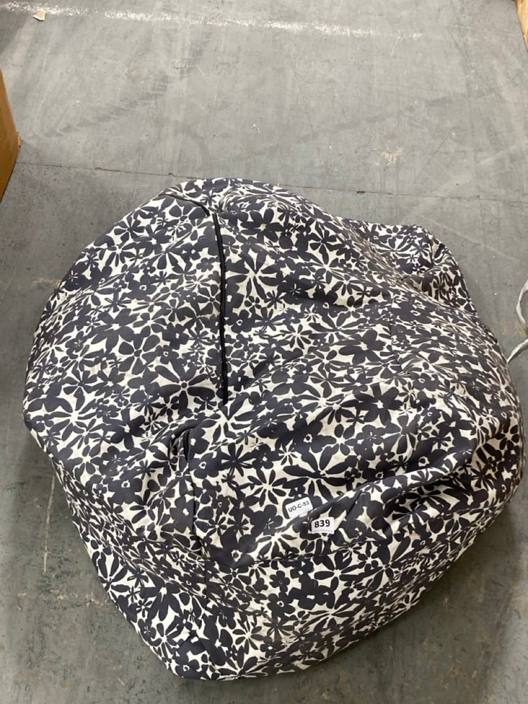 APPROX. 3 X ASSORTED ITEMS TO INCLUDE LARGE BEAN BAG - FLORAL BLACK AND WHITE