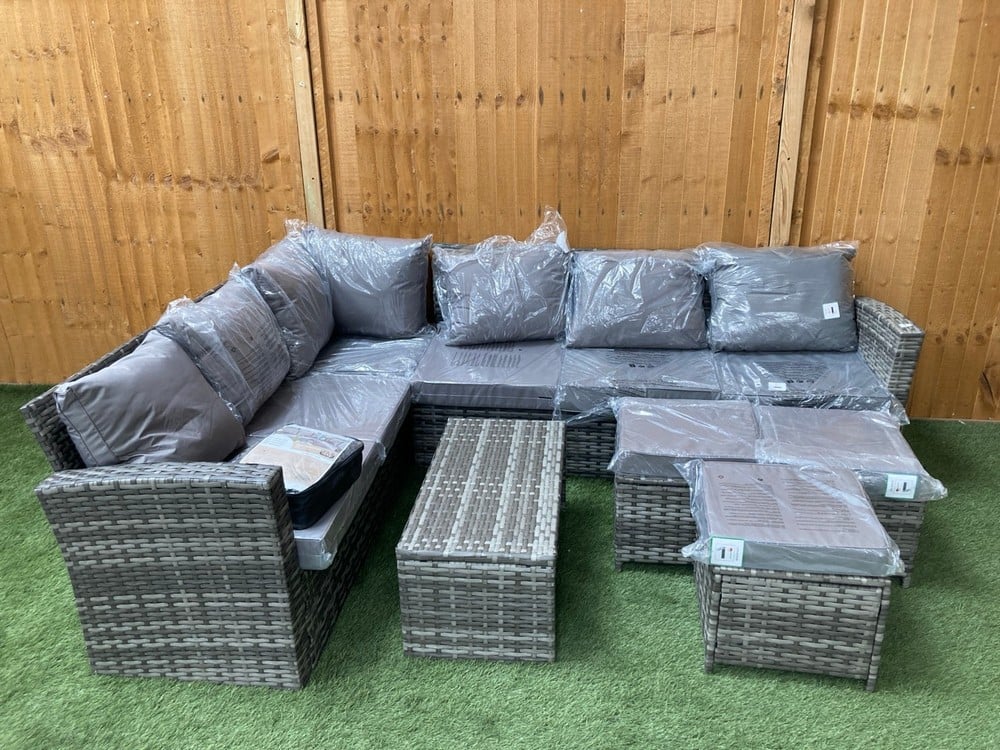 L SHAPED OUTDOOR RATTAN GARDEN FURNITURE SET IN GREY WITH GREY CUSHIONS TO INCLUDE 3 X STOOLS IN GREY AND SMALL COFFEE TABLE