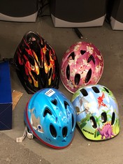 4 X ASSORTED KIDS HELMETS TO INCLUDE SCHWINN KIDS BIKE HELMET BLACK FLAME EFFECT - SIZE 47-53CM