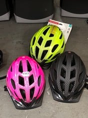 3 X ASSORTED HELMETS TO INCLUDE SCHWINN BEAM ADULT LIGHTED BIKE HELMET - SIZE L