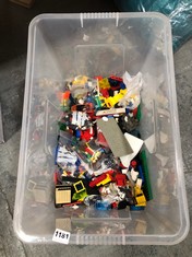 BOX OF ASSORTED PLASTIC BUILDING BLOCKS