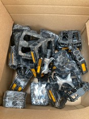 BOX OF ASSORTED PEDALS TO INCLUDE RALEIGH K20427 PEDALS IN BLACK/SILVER