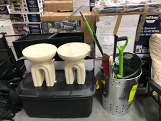 APPROX 7 X ASSORTED GARDEN ITEMS TO INCLUDE 2 X GARDEN SIDE TABLE IN CLAY