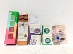 BOX OF ASSORTED BEAUTY PRODUCTS TO INCLUDE CLARISONIC 3D FACE SCULPTOR