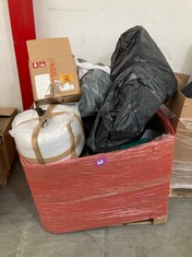 PALLET OF ASSORTED ITEMS TO INCLUDE DOG BED / CHAIR IN BROWN / GREY (KERBSIDE PALLET DELIVERY)