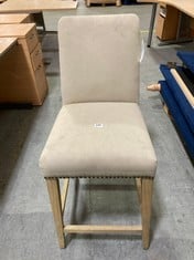 STUDDED EFFECT DINING CHAIR IN NATURAL FABRIC WITH NATURAL LEGS