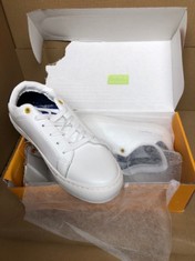 QUANTITY OF ADULT SHOES TO INCLUDE WOMENS WHITE TRAINERS SIZE 8 UK : LOCATION - C RACK