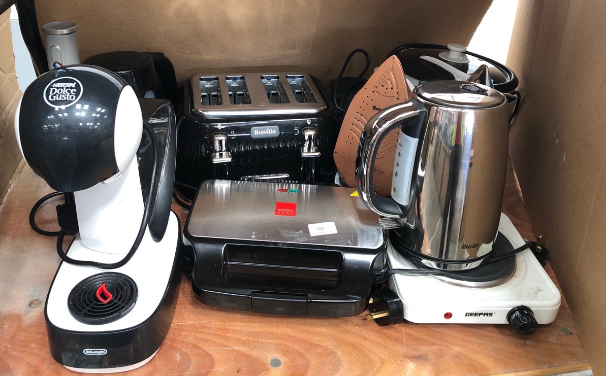 QUANTITY OF ASSORTED KITCHEN ITEMS TO INCLUDE NESCAFE DOLCE GUSTO COFFEE MACHINE: LOCATION - REAR LEFT TABLES(COLLECTION OR OPTIONAL DELIVERY AVAILABLE)