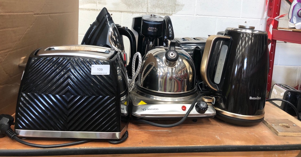 QUANTITY OF ASSORTED KITCHEN ITEMS TO INCLUDE RUSSELL HOBBS TEXTURED 2 SLICE TOASTER: LOCATION - RIGHT REAR TABLES(COLLECTION OR OPTIONAL DELIVERY AVAILABLE)