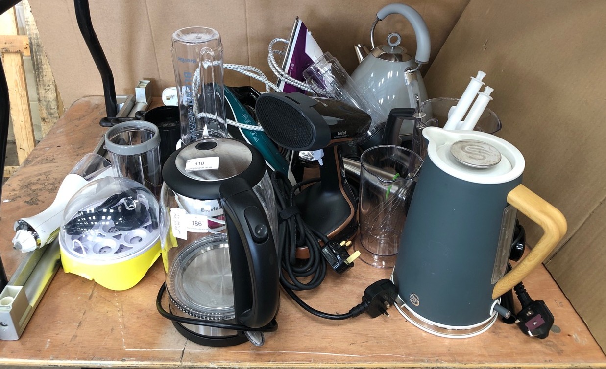 QUANTITY OF ASSORTED KITCHEN ITEMS TO INCLUDE SWANN GREY MATT KETTLE:: LOCATION - RIGHT REAR TABLES(COLLECTION OR OPTIONAL DELIVERY AVAILABLE)