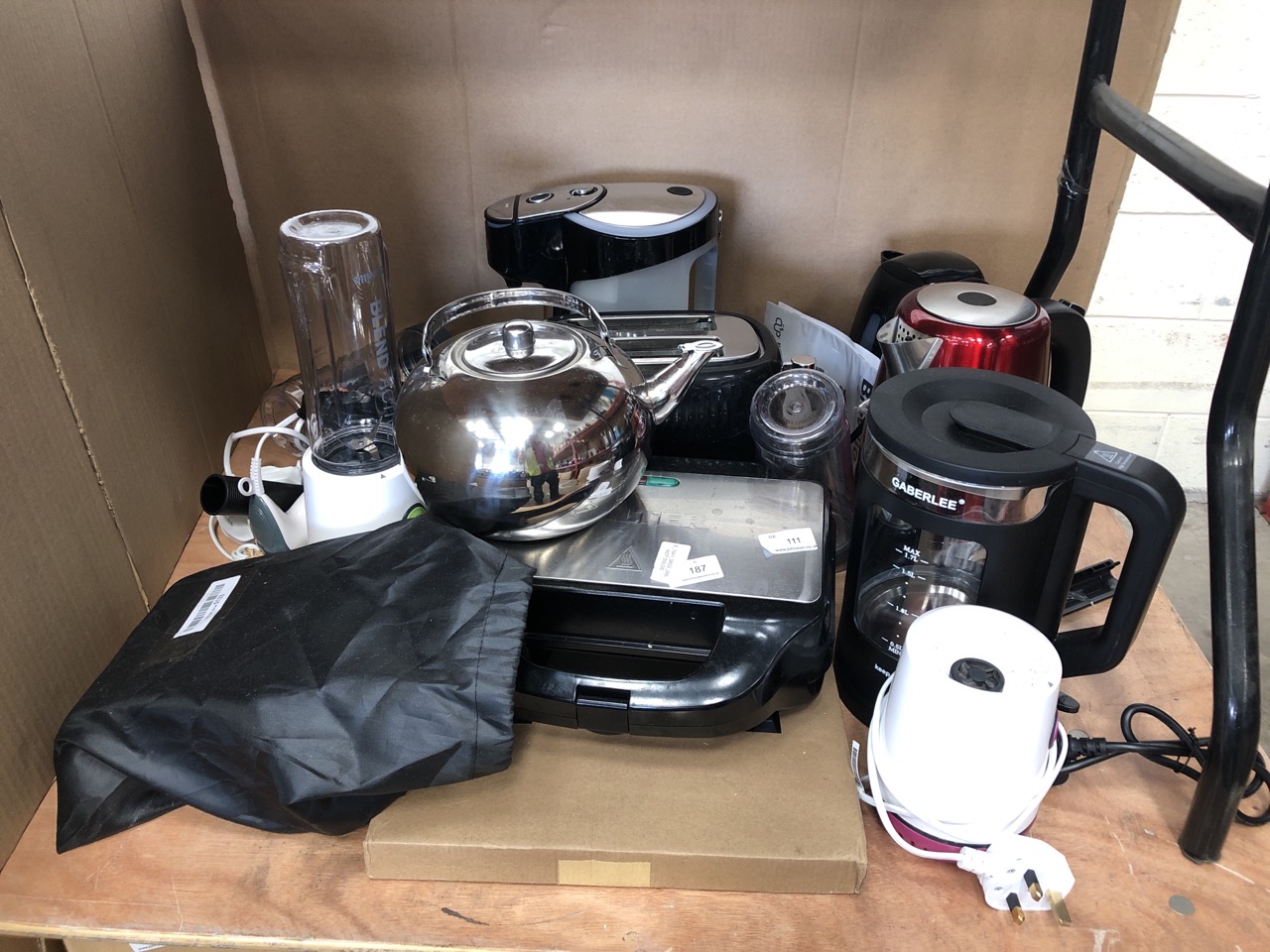 QUANTITY OF ASSORTED KITCHEN ITEMS TO INCLUDE SALTER GRILL:: LOCATION - RIGHT REAR TABLES(COLLECTION OR OPTIONAL DELIVERY AVAILABLE)