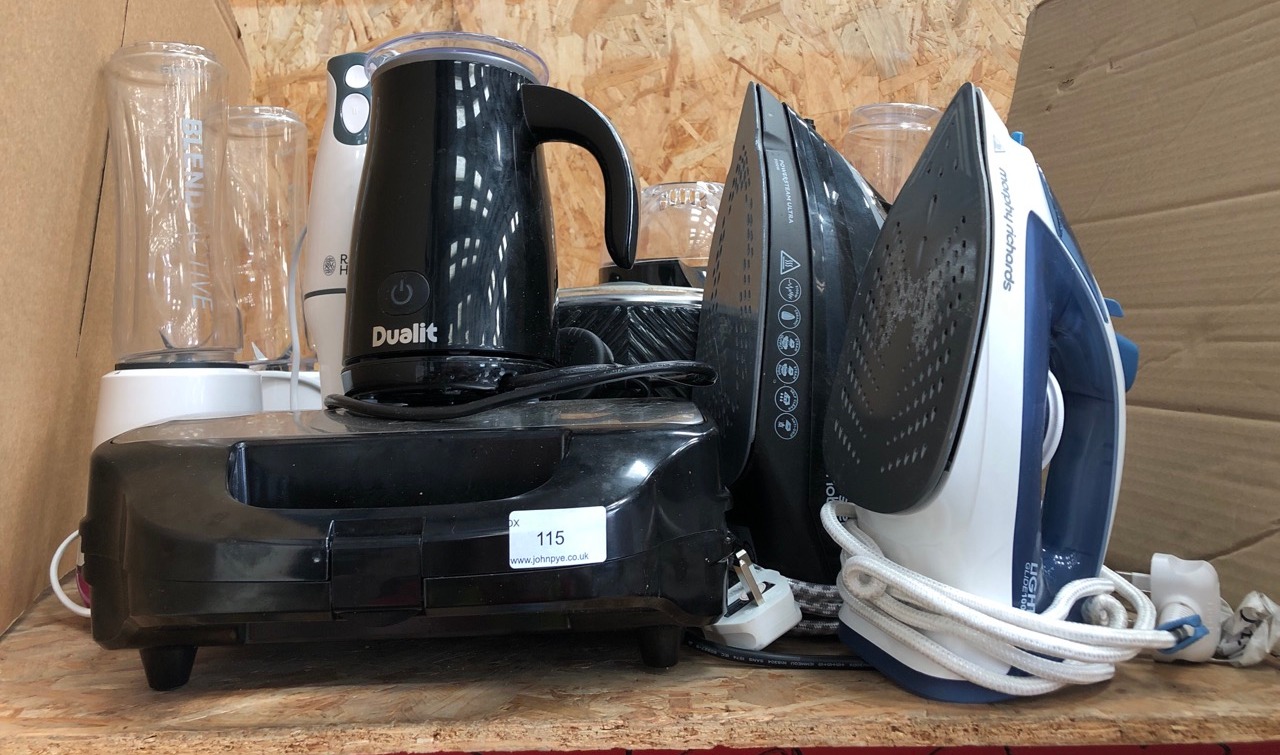 QUANTITY OF ASSORTED KITCHEN ITEMS TO INCLUDE RUSSELL HOBBS POWER STEAM ULTRA: LOCATION - RIGHT RACK(COLLECTION OR OPTIONAL DELIVERY AVAILABLE)