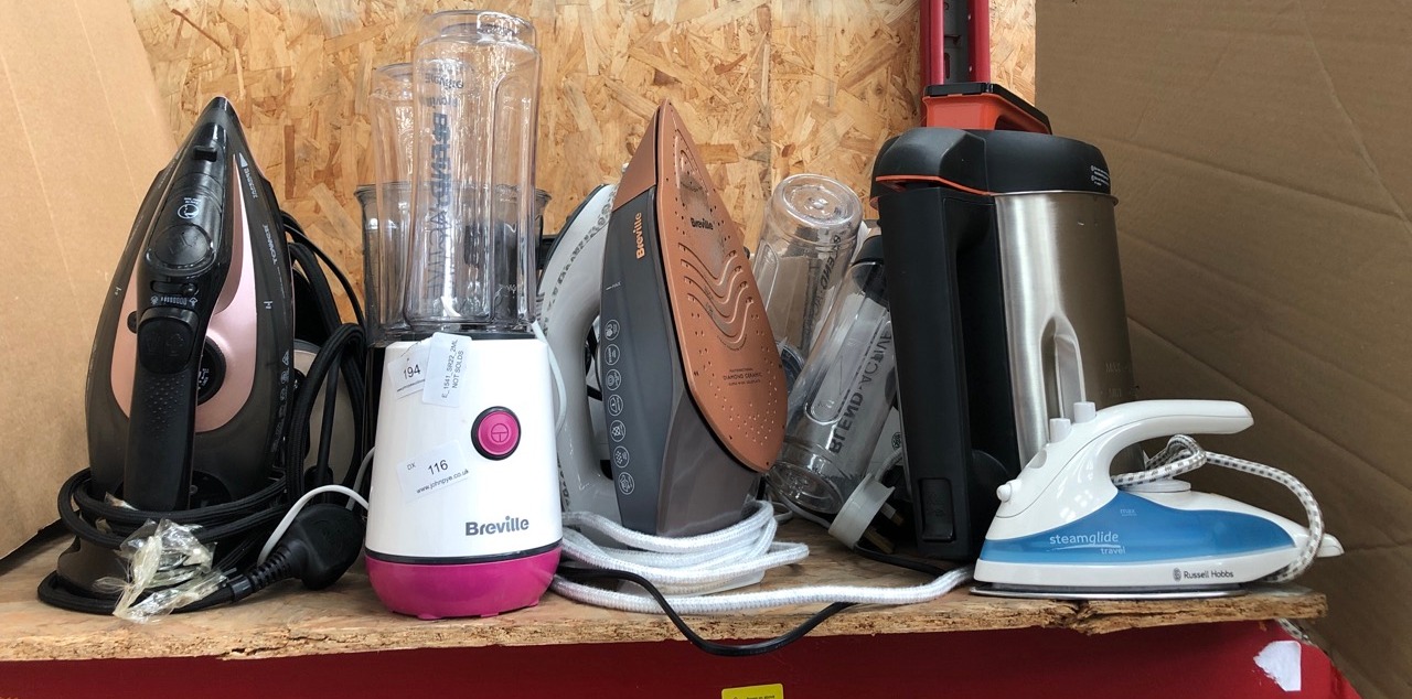 QUANTITY OF ASSORTED KITCHEN ITEMS TO INCLUDE BREVILLE SPORTS BLENDER:: LOCATION - RIGHT RACK(COLLECTION OR OPTIONAL DELIVERY AVAILABLE)