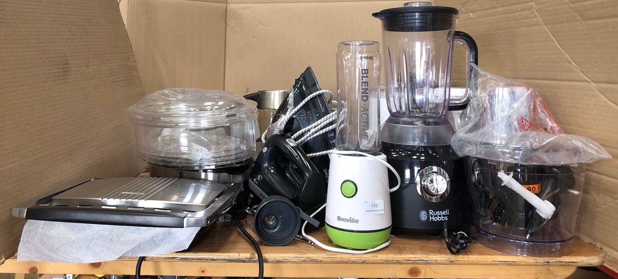 QUANTITY OF ASSORTED KITCHEN ITEMS TO INCLUDE BREVILLE ACTIV BLENDER: LOCATION - RIGHT REAR TABLES(COLLECTION OR OPTIONAL DELIVERY AVAILABLE)