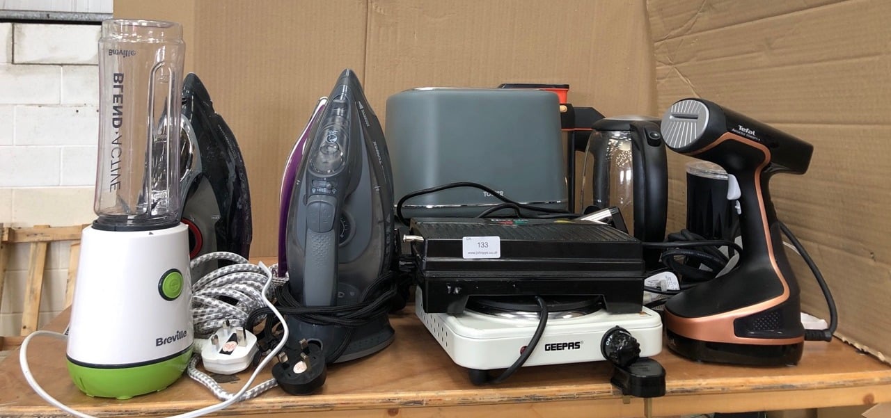 QUANTITY OF ASSORTED KITCHEN ITEMS TO INCLUDE BREVILLE ACTIV BLENDER: LOCATION - RIGHT REAR TABLES(COLLECTION OR OPTIONAL DELIVERY AVAILABLE)