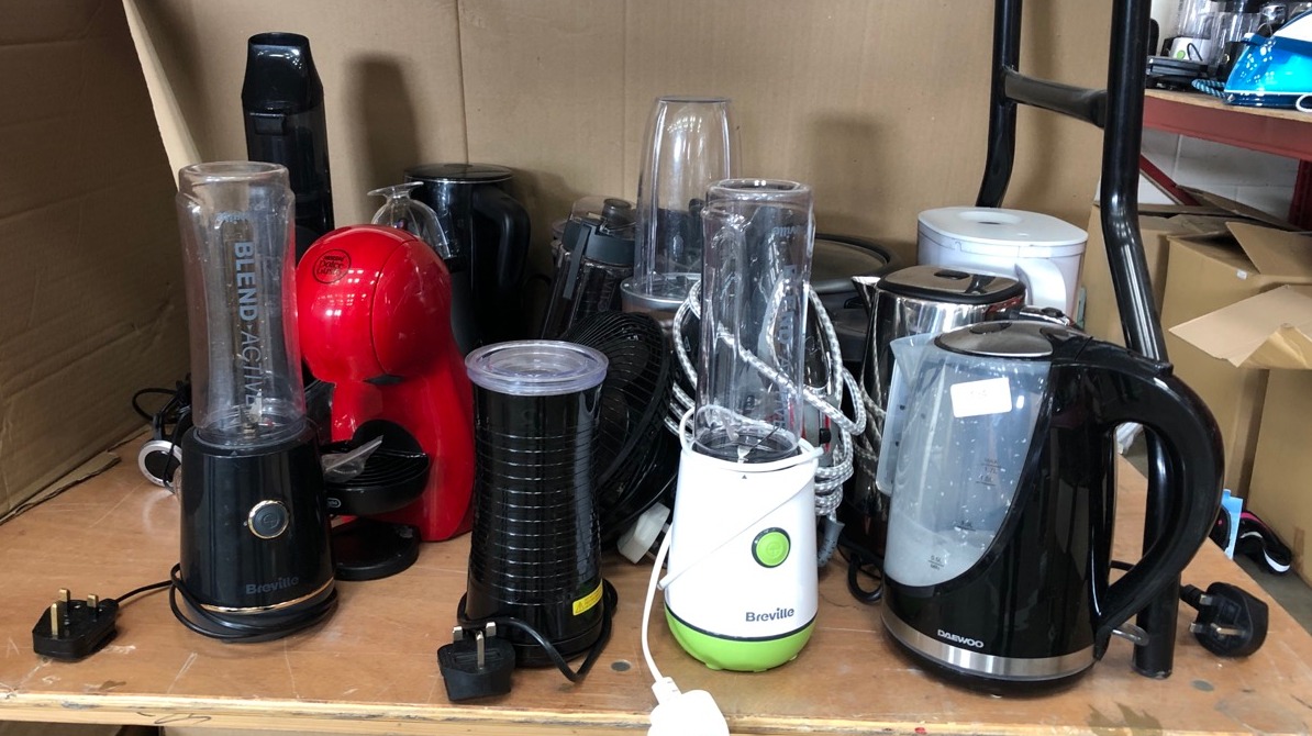 QUANTITY OF ASSORTED KITCHEN ITEMS TO INCLUDE BREVILLE ACTIVE BLENDER: LOCATION - RIGHT REAR TABLES(COLLECTION OR OPTIONAL DELIVERY AVAILABLE)