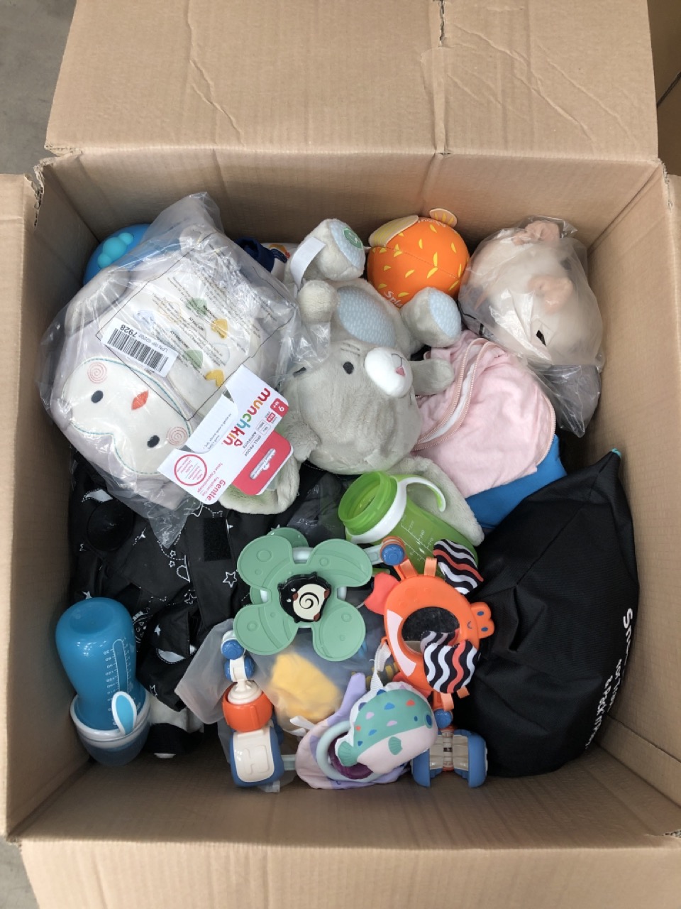 QUANTITY OF ASSORTED KIDS ITEMS TO INCLUDE SINGING RABBIT FLUFFY TEDDY: LOCATION - RIGHT REAR TABLES(COLLECTION OR OPTIONAL DELIVERY AVAILABLE)