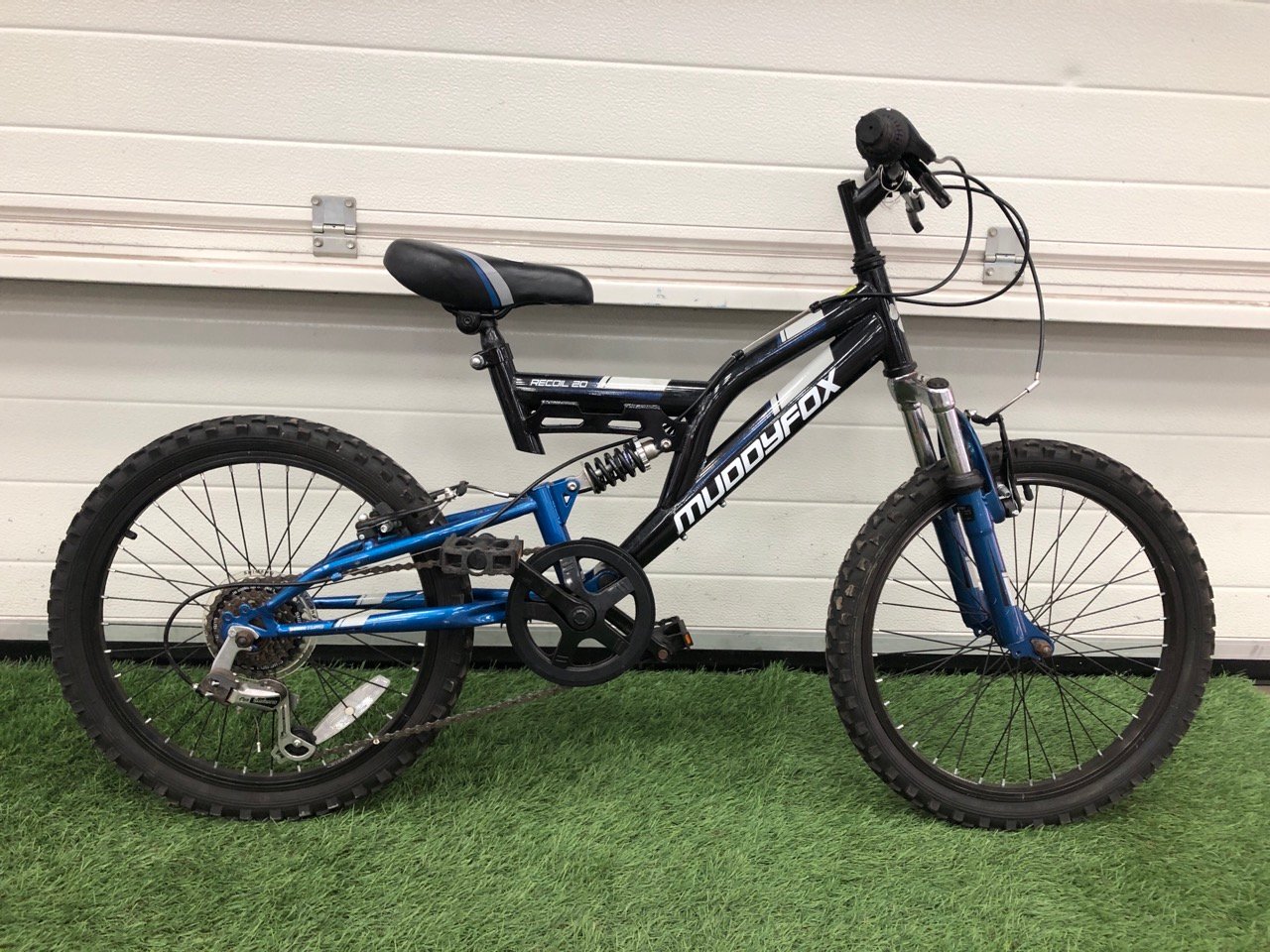 MUDDYFOX RECOIL KIDS’ DUAL SUSPENSION MOUNTAIN BIKE, 12” FRAME, 20” WHEELS, 6 SPEED SHIMANO REVO SHIFT GEARS. : LOCATION - MIDDLE FLOOR(COLLECTION OR OPTIONAL DELIVERY AVAILABLE)