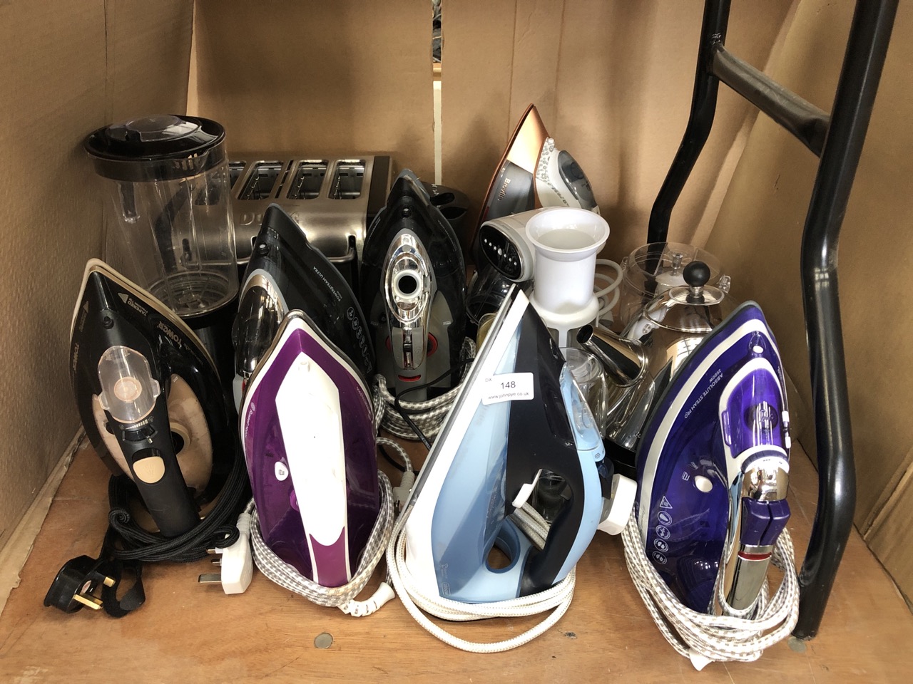 QUANTITY OF ASSORTED KITCHEN ITEMS TO INCLUDE RUSSELL HOBBS ABSOLUTE STEAM PRO: LOCATION - REAR LEFT TABLES(COLLECTION OR OPTIONAL DELIVERY AVAILABLE)