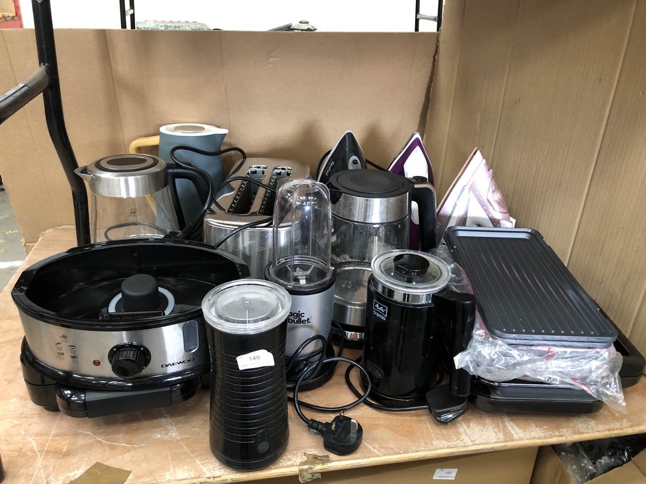 QUANTITY OF ASSORTED KITCHEN ITEMS TO INCLUDE MAGIC BULLET SPORTS BLENDER: LOCATION - REAR LEFT TABLES(COLLECTION OR OPTIONAL DELIVERY AVAILABLE)