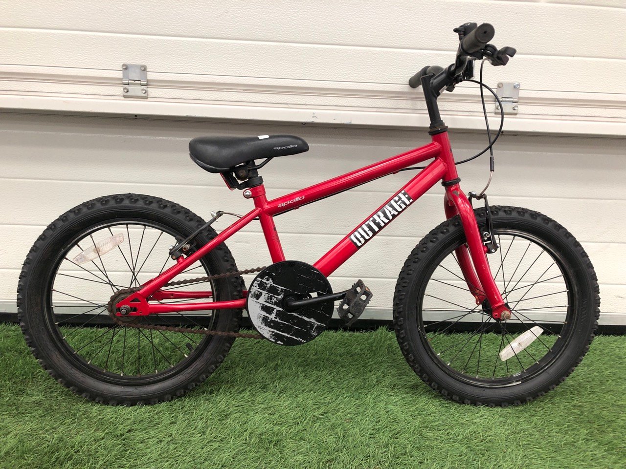 APOLLO OUTRAGE KIDS’ BIKE, 9” FRAME, 18” WHEELS, SINGLE SPEED. : LOCATION - MIDDLE FLOOR(COLLECTION OR OPTIONAL DELIVERY AVAILABLE)