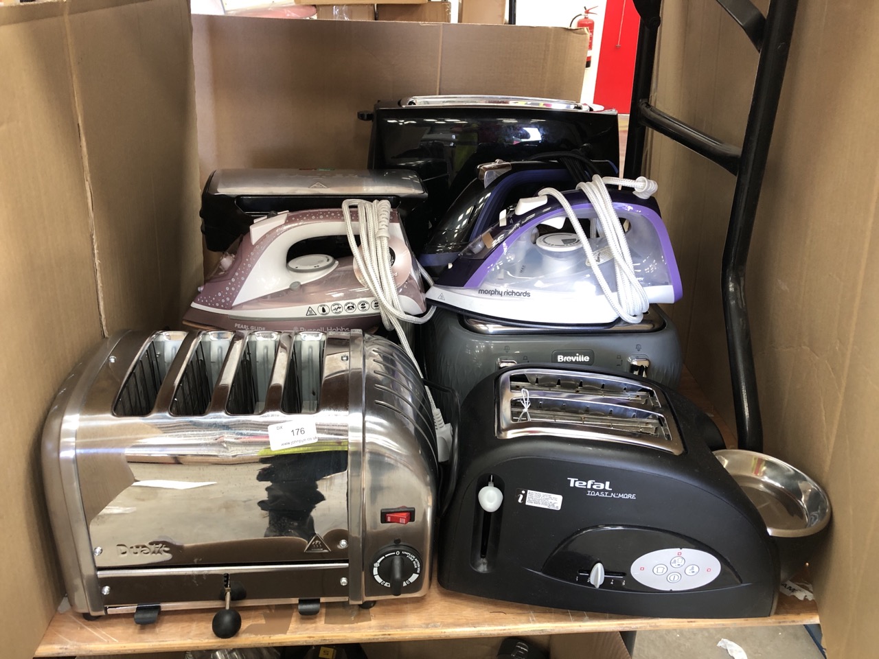 QUANTITY OF ASSORTED KITCHEN ITEMS TO INCLUDE DUALIT 4 SLICE TAINLESS TOASTER: LOCATION - REAR LEFT TABLES(COLLECTION OR OPTIONAL DELIVERY AVAILABLE)