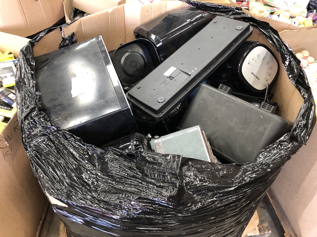 PALLET OF ASSORTED KITCHEN ITEMS TO INCLUDE SALTER AIR FRYER: LOCATION - MIDDLE FLOOR(COLLECTION OR OPTIONAL DELIVERY AVAILABLE)