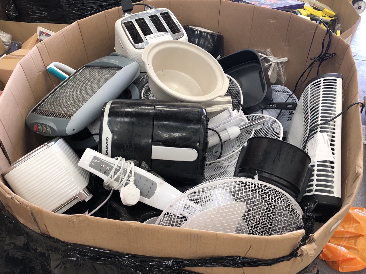 PALLET OF ASSORTED KITCHEN ITEMS TO INCLUDE DAEWOO AIR FRYER: LOCATION - MIDDLE FLOOR(COLLECTION OR OPTIONAL DELIVERY AVAILABLE)