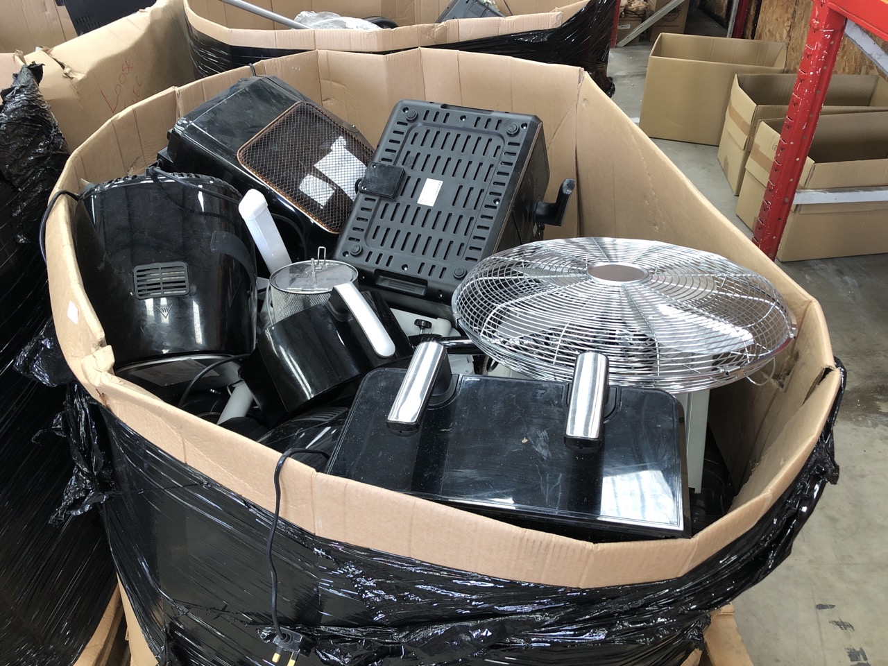 PALLET OF ASSORTED KITCHEN ITEMS TO INCLUDE DAEWOO DOUBLE DRAWER AIR FRYER: LOCATION - MIDDLE FLOOR(COLLECTION OR OPTIONAL DELIVERY AVAILABLE)