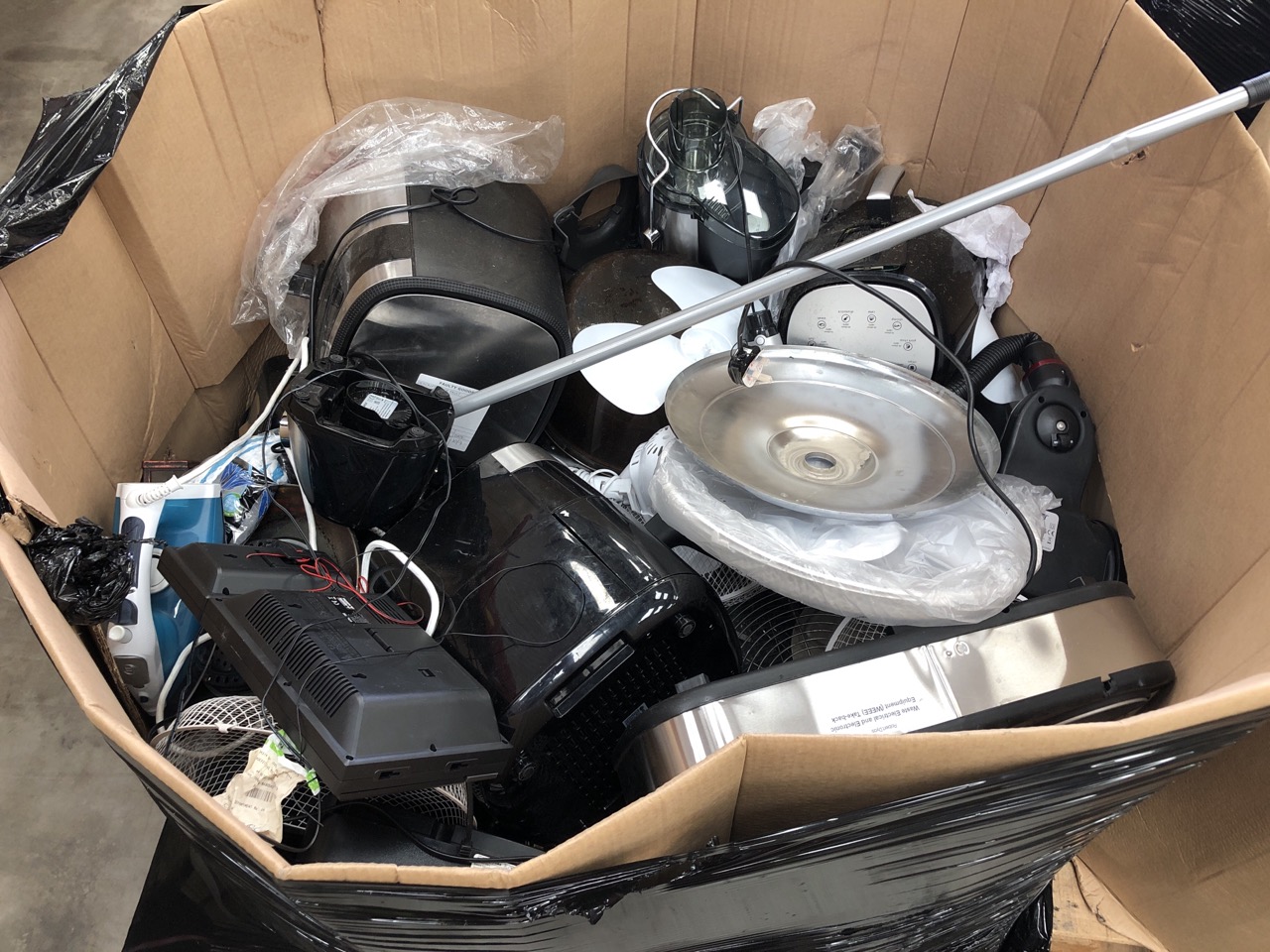 PALLET OF ASSORTED KITCHEN ITEMS TO INCLUDE SALTER AIR FRYER: LOCATION - MIDDLE FLOOR(COLLECTION OR OPTIONAL DELIVERY AVAILABLE)