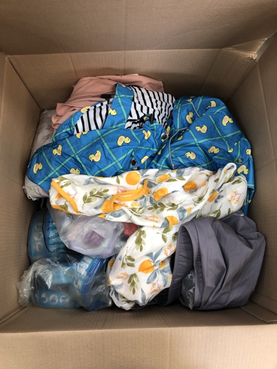 QUANTITY OF ASSORTED BABY ITEMS TO INCLUDE BREATHABLE BABY MESH COT LINER: LOCATION - REAR LEFT TABLES(COLLECTION OR OPTIONAL DELIVERY AVAILABLE)