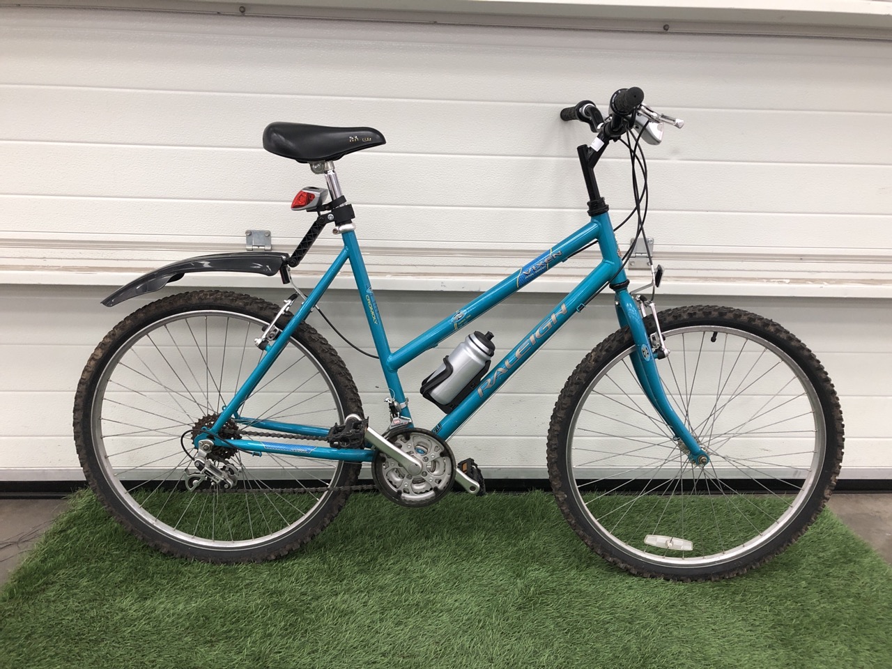 RALEIGH VIXEN MOUNTAIN BIKE, 19" FRAME, 26"WHEELS, 18 SPEED GRIP SHIFT GEARS.:: LOCATION - FRONT FLOOR(COLLECTION OR OPTIONAL DELIVERY AVAILABLE)