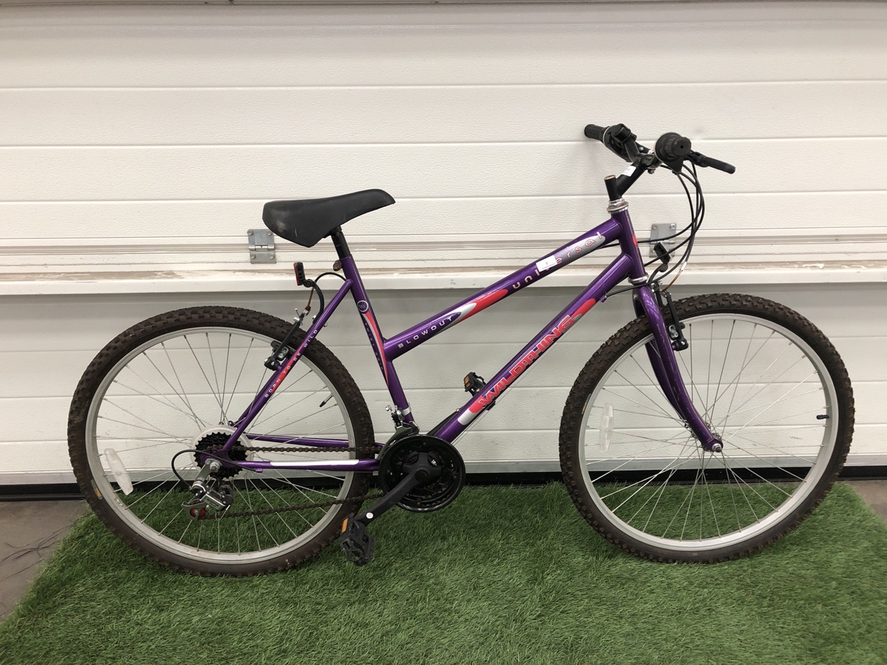 UNIVERSAL WILDTHING MOUNTAIN BIKE, 18"FRAME, 26" WHEELS, 18 SPEED TWIST GEARS.:: LOCATION - FRONT FLOOR(COLLECTION OR OPTIONAL DELIVERY AVAILABLE)